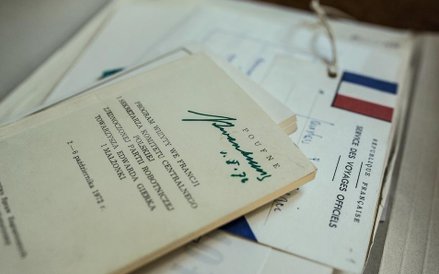 Oczywiście wiedział, jak wielu ludziom nie podoba się jego pozycja. On zwykle stał pośrodku. Nie był