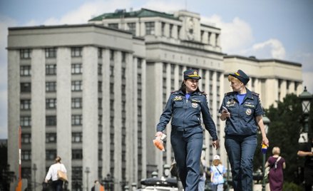 Pracownice rosyjskiego Ministerstwa ds. Sytuacji Nadzwyczajnych przed rosyjską Dumą Państwową (niższ