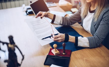 Testament notarialny jest sporządzany w obecności notariusza, przez co najtrudniej jest go podważyć