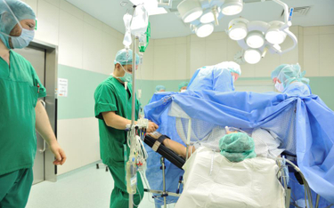 Pacjent z anginą pójdzie po pomoc na porodówkę