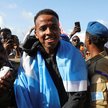 Somalijski sędzia Omar Abdulkadir Artan witany na lotnisku w Mogadiszu