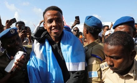 Somalijski sędzia Omar Abdulkadir Artan witany na lotnisku w Mogadiszu