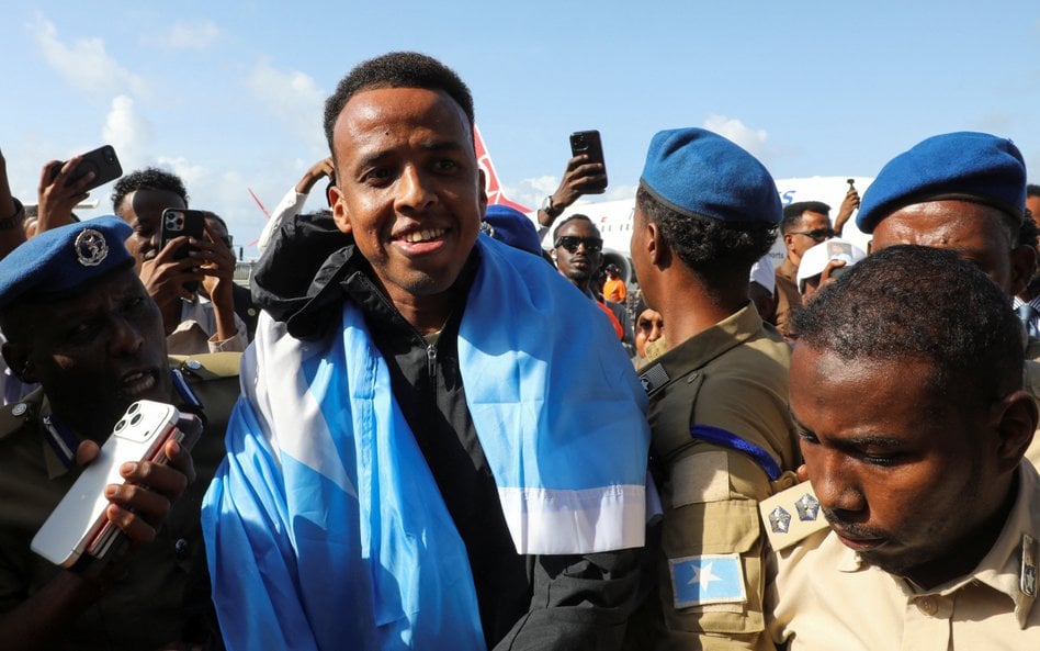Somalijski sędzia Omar Abdulkadir Artan witany na lotnisku w Mogadiszu