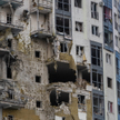 Zniszczenia w trafionym rosyjskim pociskiem rakietowym bloku mieszkalnym w Charkowie