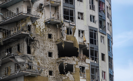 Zniszczenia w trafionym rosyjskim pociskiem rakietowym bloku mieszkalnym w Charkowie