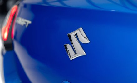 Tak wygląda logotyp Suzuki obecnie - chromowana litera "S"