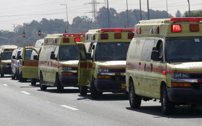 Izraelskie karetki czekają na transport rannych po ataku Hamasu na Izrael