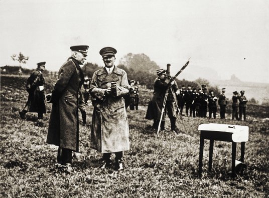 Adolf Hitler i generał Hans von Seeckt wizytują manewry V i IX Korpusu Armijnego w okolicach Würzbur