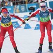 Polki Kamila Żuk (z prawej) i Joanna Jakieła w strefie zmian biathlonowej sztafety 4x6 km kobiet w A