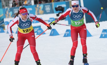 Polki Kamila Żuk (z prawej) i Joanna Jakieła w strefie zmian biathlonowej sztafety 4x6 km kobiet w A