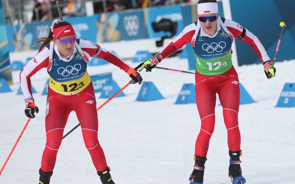 Polki Kamila Żuk (z prawej) i Joanna Jakieła w strefie zmian biathlonowej sztafety 4x6 km kobiet w A