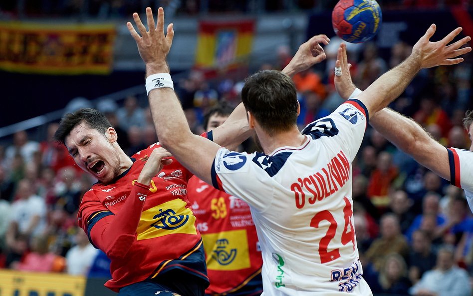 Norwegowie Christian O'Sullivan (P) i Alex Dujshebaev (L) z Hiszpanii podczas meczu ćwierćfinałowego