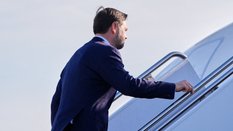 J.D. Vance wsiada na pokład samolotu przed rozmowami pokojowymi w Islamabadzie