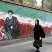 Przechodnie w Teheranie na tle muralu na ogrodzeniu byłej ambasady Stanów Zjednoczonych.