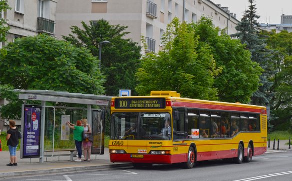 Linia 100 gwarantuje sentymentalną podróż dawnymi pojazdami warszawskiego ZTM