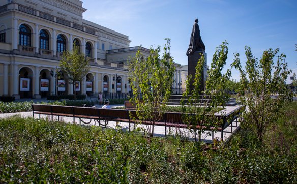 Zazieleniony plac można podziwiać podczas odpoczynku na nowych ławkach