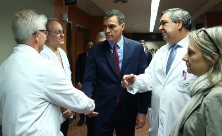 Premier Hiszpanii Pedro Sánchez odwiedził szpital w Barcelonie, gdzie przebywają policjanci ranni w 