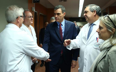 Premier Hiszpanii Pedro Sánchez odwiedził szpital w Barcelonie, gdzie przebywają policjanci ranni w 