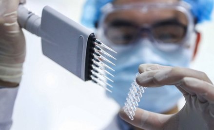 Chiny: Koronawirus z laboratorium jak broń masowego rażenia w Iraku