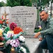 Zbigniew Osewski na symbolicznej mogile dziadka zamęczonego w obozie pracy w Deutsch Eylau (dzisiejs