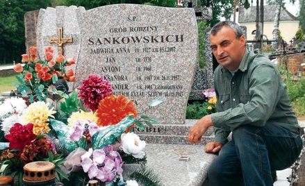 Zbigniew Osewski na symbolicznej mogile dziadka zamęczonego w obozie pracy w Deutsch Eylau (dzisiejs