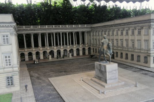 Miniatura Pałacu Saskiego - eksponat warszawskiego Parku Miniatur