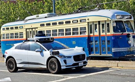 San Francisco jest jednym z bastionów robotaxi w USA. Na zdjęciu pojazd Waymo na tle zabytkowego tra