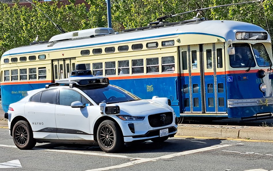 San Francisco jest jednym z bastionów robotaxi w USA. Na zdjęciu pojazd Waymo na tle zabytkowego tra