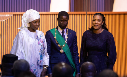 Prezydent Senegalu Bassirou Diomaye Faye z żonami - Marie Khoe po prawej, Absa po lewej