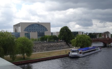 Urząd kanclerski widziany od strony Sprewy