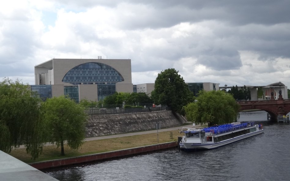 Urząd kanclerski widziany od strony Sprewy