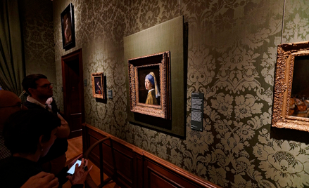 „Dziewczyna z perłą” Jana Vermeera w haskim Mauritshuis. Dzieło wypożyczono do Rijksmuseum w Amsterd