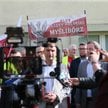 Działacz środowisk narodowych Robert Bąkiewicz przed siedzibą Prokuratury Okręgowej w Gorzowie Wielk