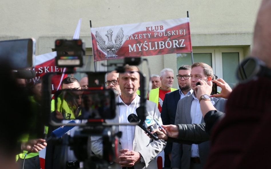 Działacz środowisk narodowych Robert Bąkiewicz przed siedzibą Prokuratury Okręgowej w Gorzowie Wielk
