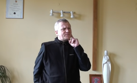 Ksiądz Jacek Dunin-Borkowski. Kadr z zarejestrowanego wykładu księdza