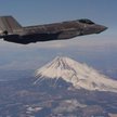 Samolot wielozadaniowy F-35A Japońskich Powietrznych Sił Samoobrony w locie w rejonie góry Fudżi.