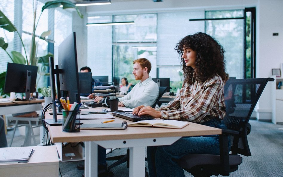 AI świetnie radzi sobie z analizą danych i automatyzacją powtarzalnych czynności, jednak w pewnych a