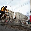 Kurier na rowerze nie musi przejmować się utrudnieniami w ruchu