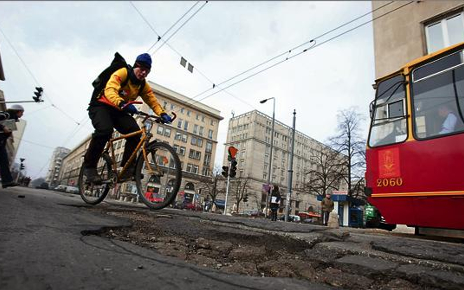 Kurier na rowerze nie musi przejmować się utrudnieniami w ruchu