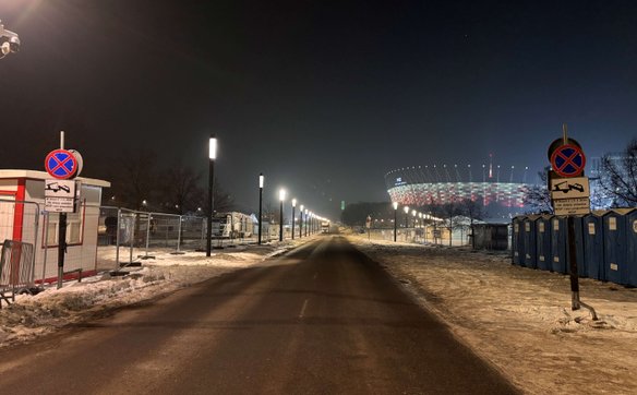 Znaki ustawione po dwóch stronach ulicy informują o różnych datach zmiany organizacji ruchu