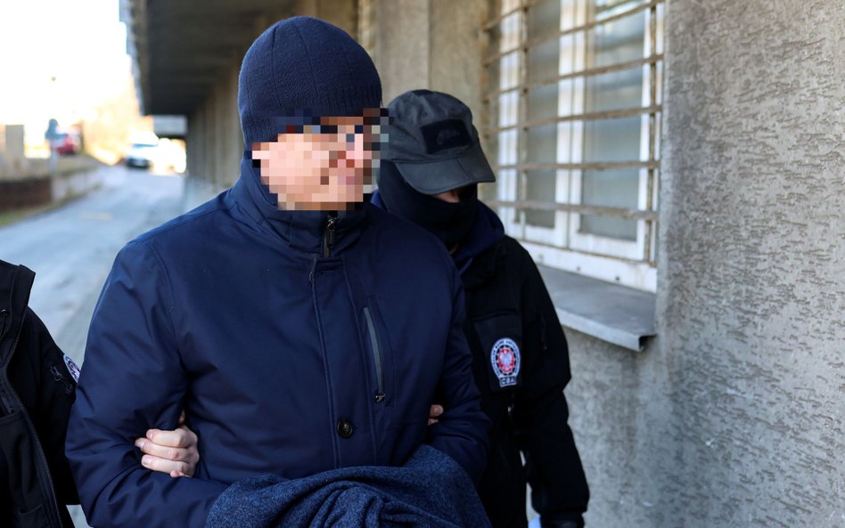 Prezydent Częstochowy Krzysztof M. (L) doprowadzony na koljne przesłuchanie w wydziale zamiejscowym 