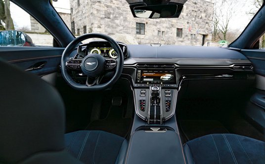 Wnętrze w Astonie Martinie Vantage jest zupełnie nowe. Teraz jest to ta jakość, materiały i wzornict