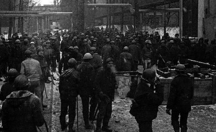 Strajkujący górnicy z Wujka w dniu pacyfikacji kopalni 16 grudnia 1981 r.