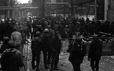 Strajkujący górnicy z Wujka w dniu pacyfikacji kopalni 16 grudnia 1981 r.
