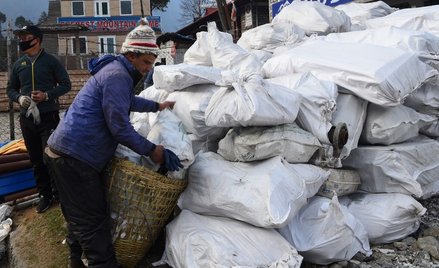 Pod Everestem w jeden dzień zebrano tonę śmieci