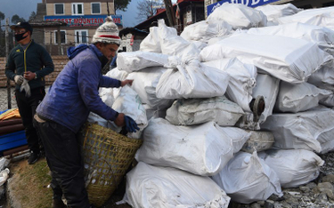 Pod Everestem w jeden dzień zebrano tonę śmieci