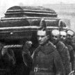 Trumnę z ciałem prezydenta Narutowicza wynosili z Belwederu wojskowi