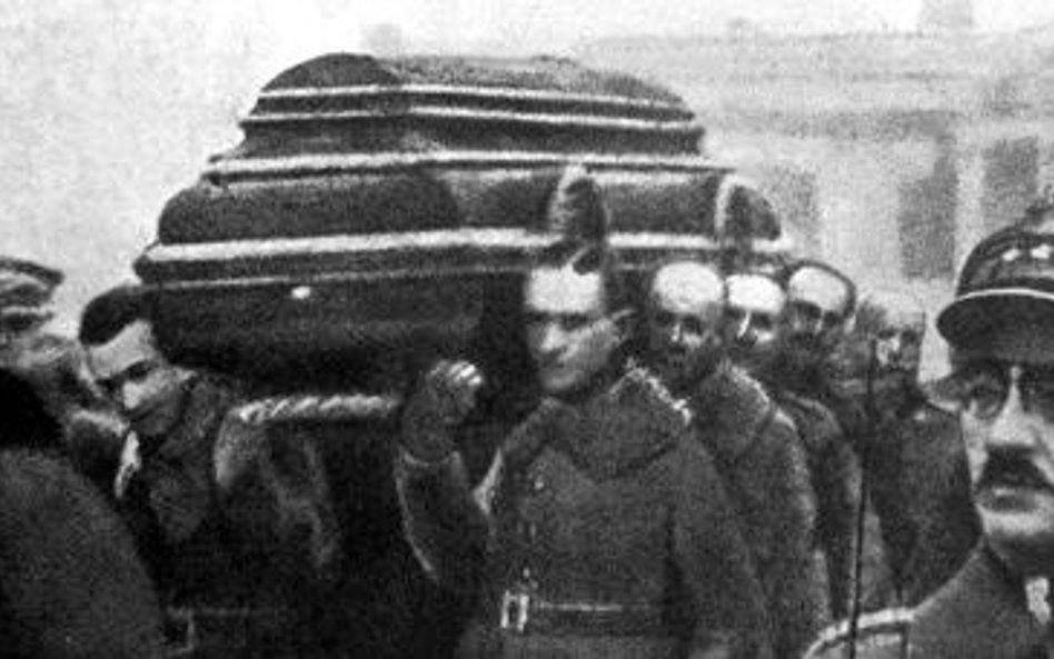 Trumnę z ciałem prezydenta Narutowicza wynosili z Belwederu wojskowi