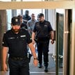 Doprowadzenie do sądu jednego z podejrzanych podejrzanych o udział w brutalnym pobiciu pary obywatel
