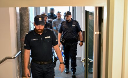 Doprowadzenie do sądu jednego z podejrzanych podejrzanych o udział w brutalnym pobiciu pary obywatel